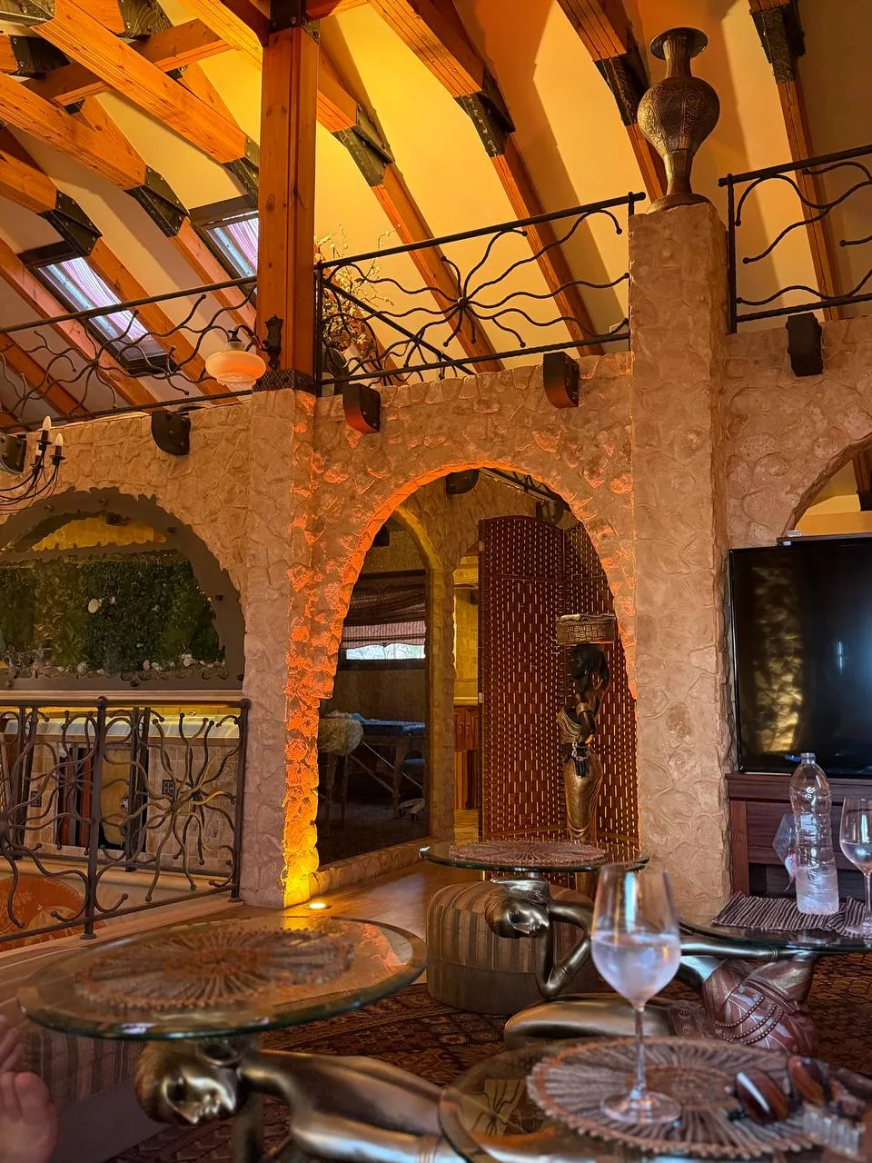 קשתות האבן בתאורת ערב